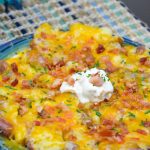 Looking for an easy side dish? These cheesy, buttery smashed potatoes are ready in just 20 minutes! Perfect for busy weeknights, BBQs, or a cozy dinner. Top with bacon, sour cream, and chives for the ultimate loaded potato flavor. Customize it with your favorite toppings, and enjoy! 🥔🧀🍽️