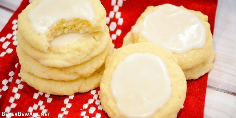 Almond Meltaway Cookies are a simple shortbread style cookie with almond flavoring and a simple almond-flavored icing. #Cookies #Almond #Meltaway