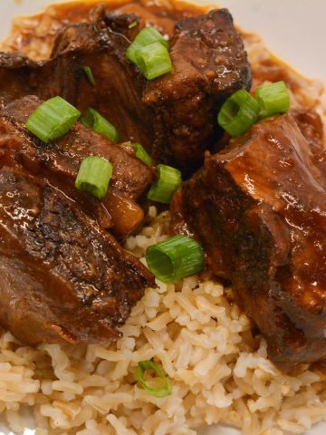 Looking for a hearty and flavorful dinner idea? Try these Crock Pot Korean Short Ribs! Made with tender, juicy short ribs simmered in a savory and slightly spicy sauce, this easy slow-cooker recipe is perfect for busy weeknights or cozy weekends. 🌟 Ingredients: Short ribs, garlic, ginger, beef broth, soy sauce, gochujang, and more! 🧄🧅