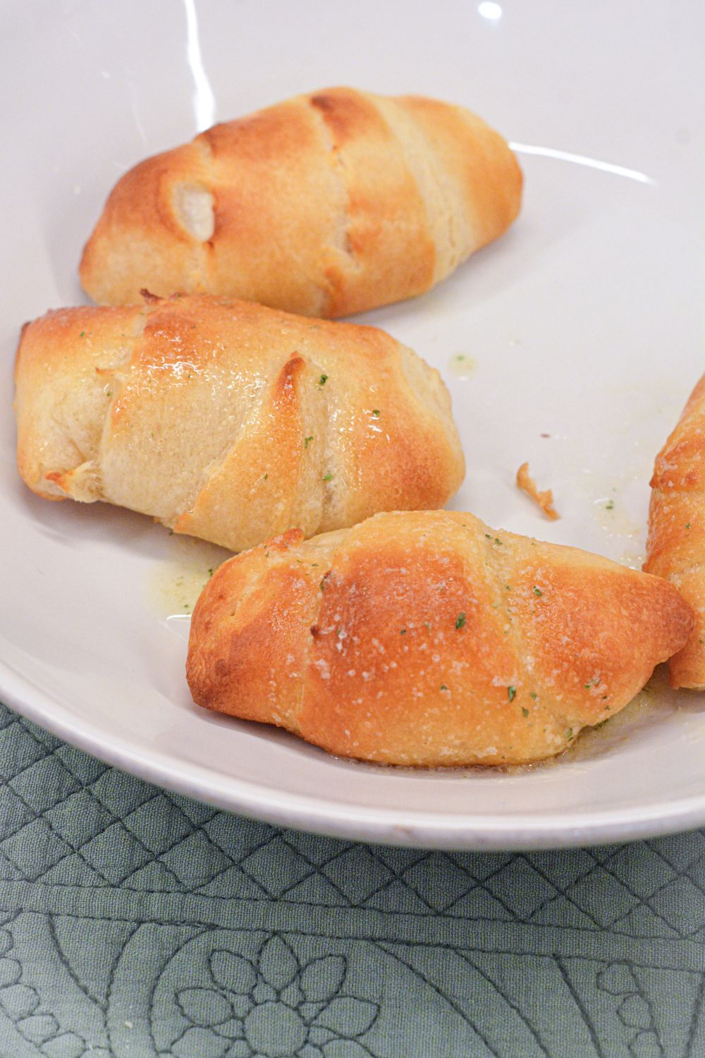 Try these delicious Air Fryer Crescent Rolls stuffed with gooey mozzarella cheese and brushed with garlic butter for a crispy, buttery finish. Perfect for a quick snack or appetizer!