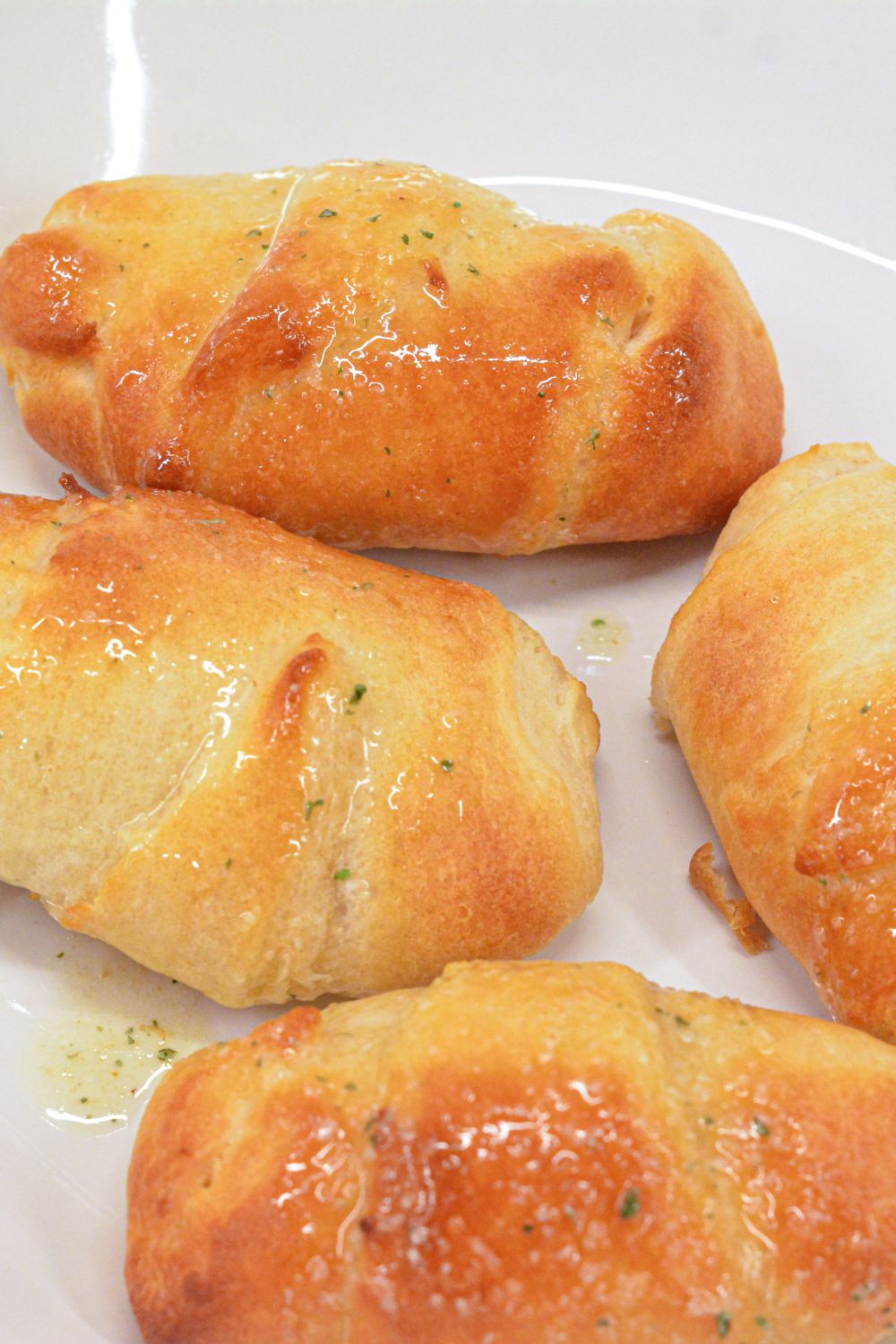 Try these delicious Air Fryer Crescent Rolls stuffed with gooey mozzarella cheese and brushed with garlic butter for a crispy, buttery finish. Perfect for a quick snack or appetizer!