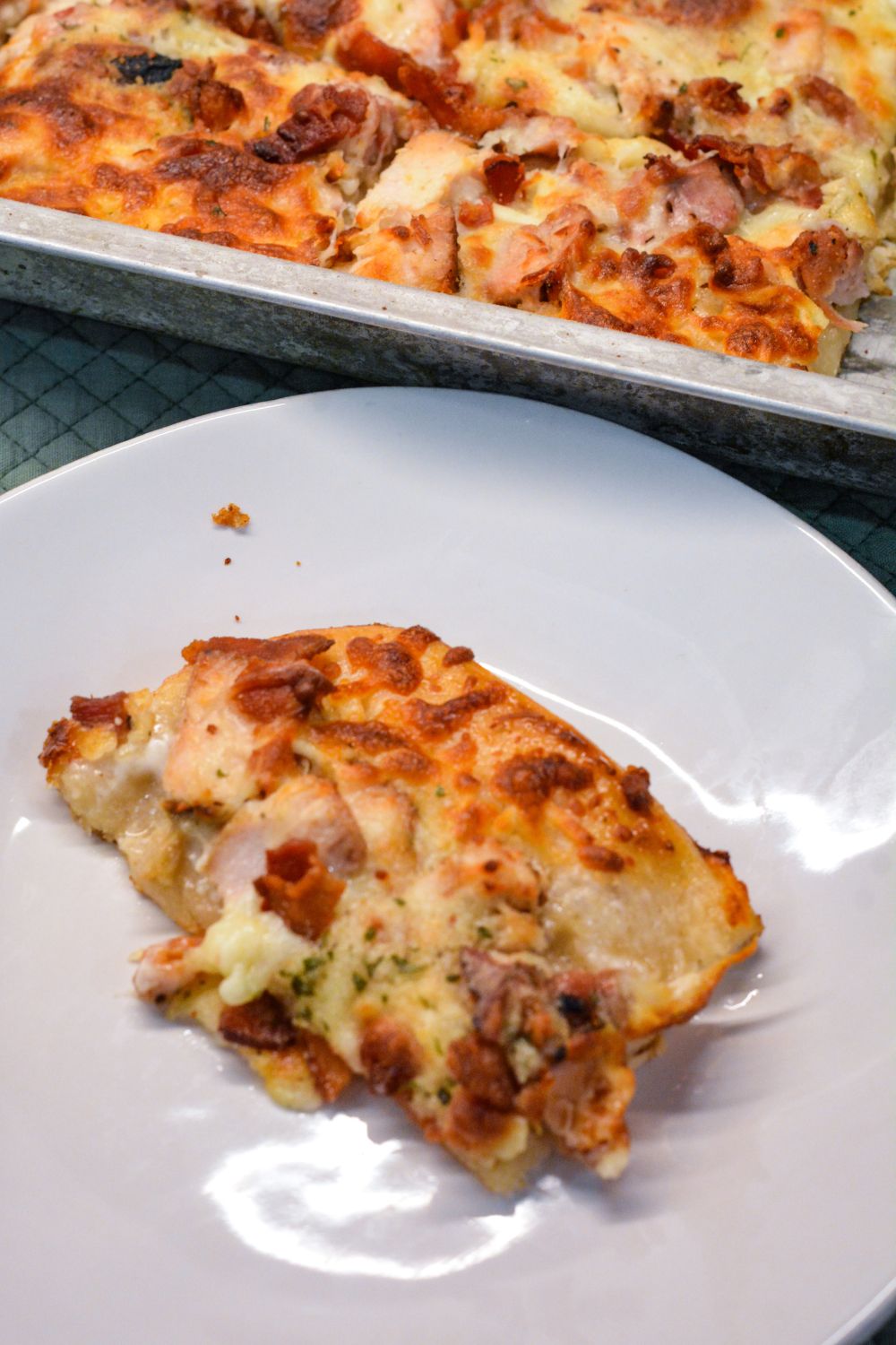 Are you a pizza lover looking for a new twist on your favorite comfort food? Our Chicken Bacon Ranch Pizza combines juicy chicken, crispy bacon, and creamy ranch dressing, all on a perfectly baked crust. This easy-to-follow recipe will make your kitchen smell like a pizzeria in no time!