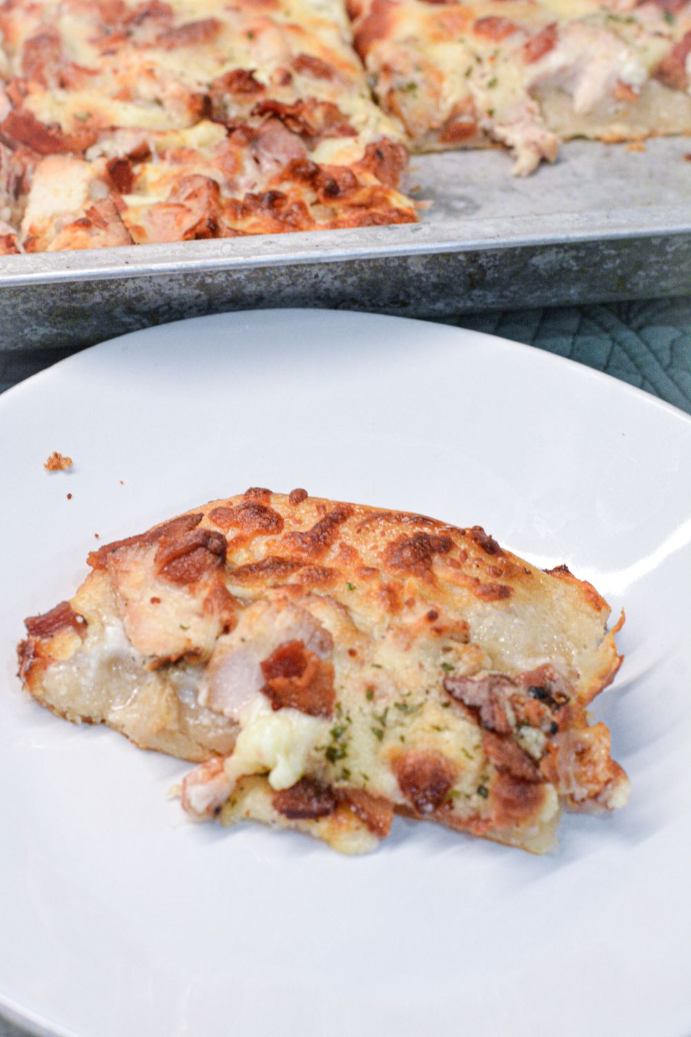 Are you a pizza lover looking for a new twist on your favorite comfort food? Our Chicken Bacon Ranch Pizza combines juicy chicken, crispy bacon, and creamy ranch dressing, all on a perfectly baked crust. This easy-to-follow recipe will make your kitchen smell like a pizzeria in no time!