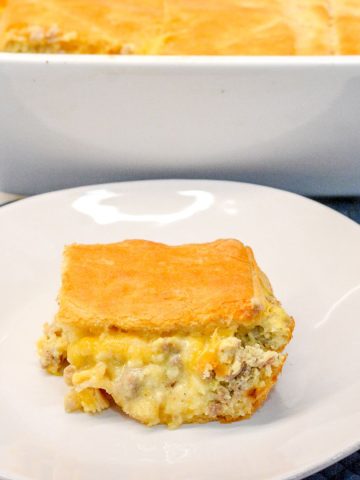 Warm up your mornings with this easy and delicious Crescent Roll Sausage Breakfast Casserole! Perfect for family brunch, lazy weekends, or holiday breakfasts, this casserole layers buttery crescent rolls, savory sausage, creamy cheeses, and fluffy eggs into one hearty dish everyone will love.